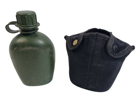 KL landmacht veldfles 1QT met RVS beker en zwarte Molle tas 