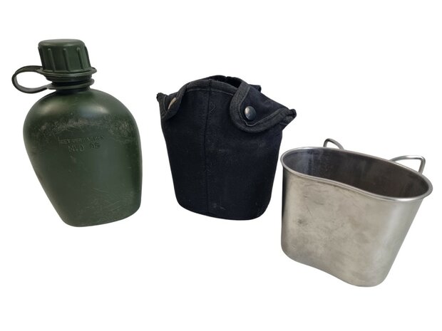 KL landmacht veldfles 1QT met RVS beker en zwarte Molle tas 